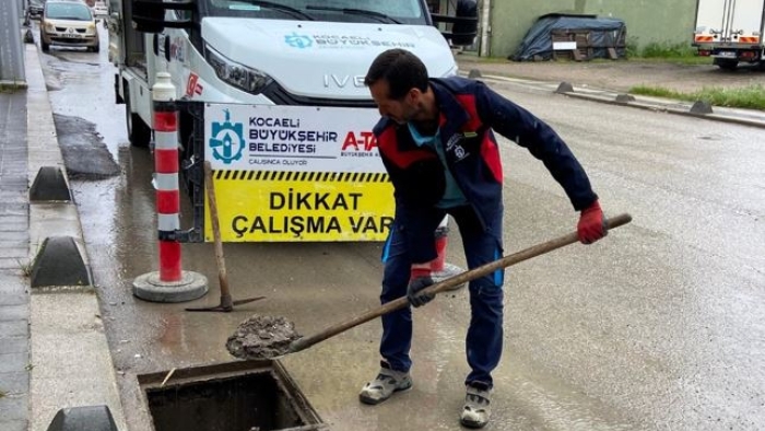 Kocaeli Büyükşehir ekipleri yağışa karşı sahada;  Mazgallar tek tek temizleniyor